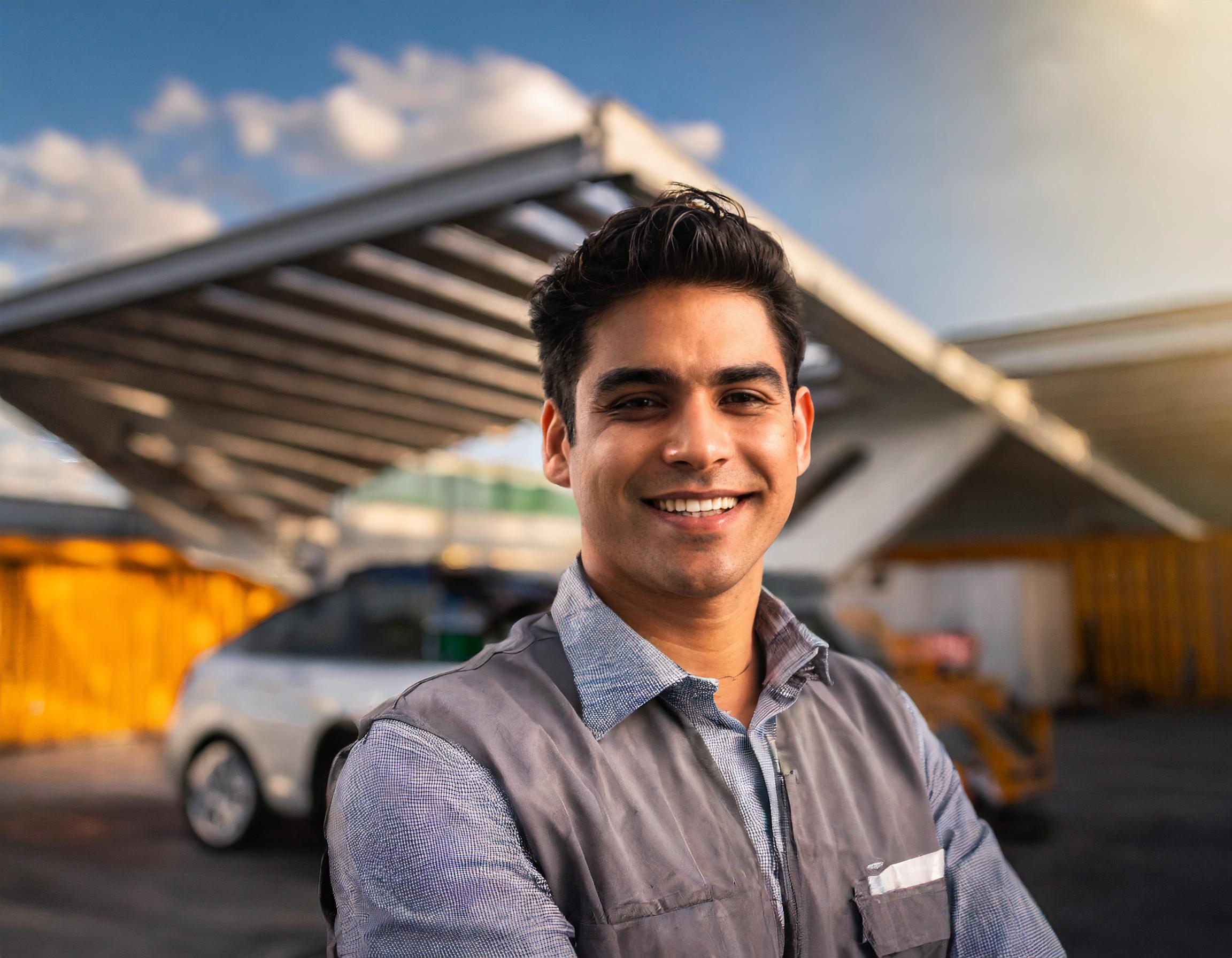 Händler, der mit einem glücklichen Kunden über den Kauf eines Autos spricht