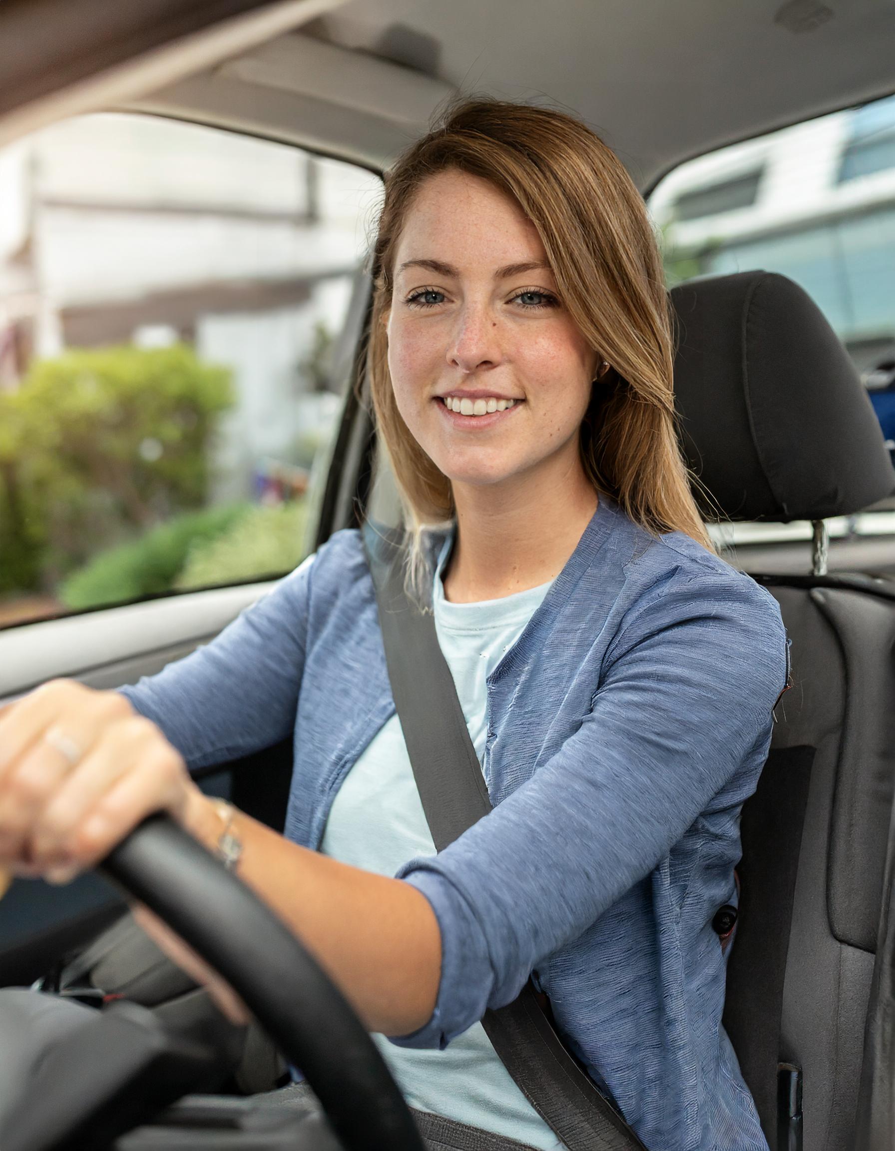 Familie, die sich über ihren neuen Gebrauchtwagen freut