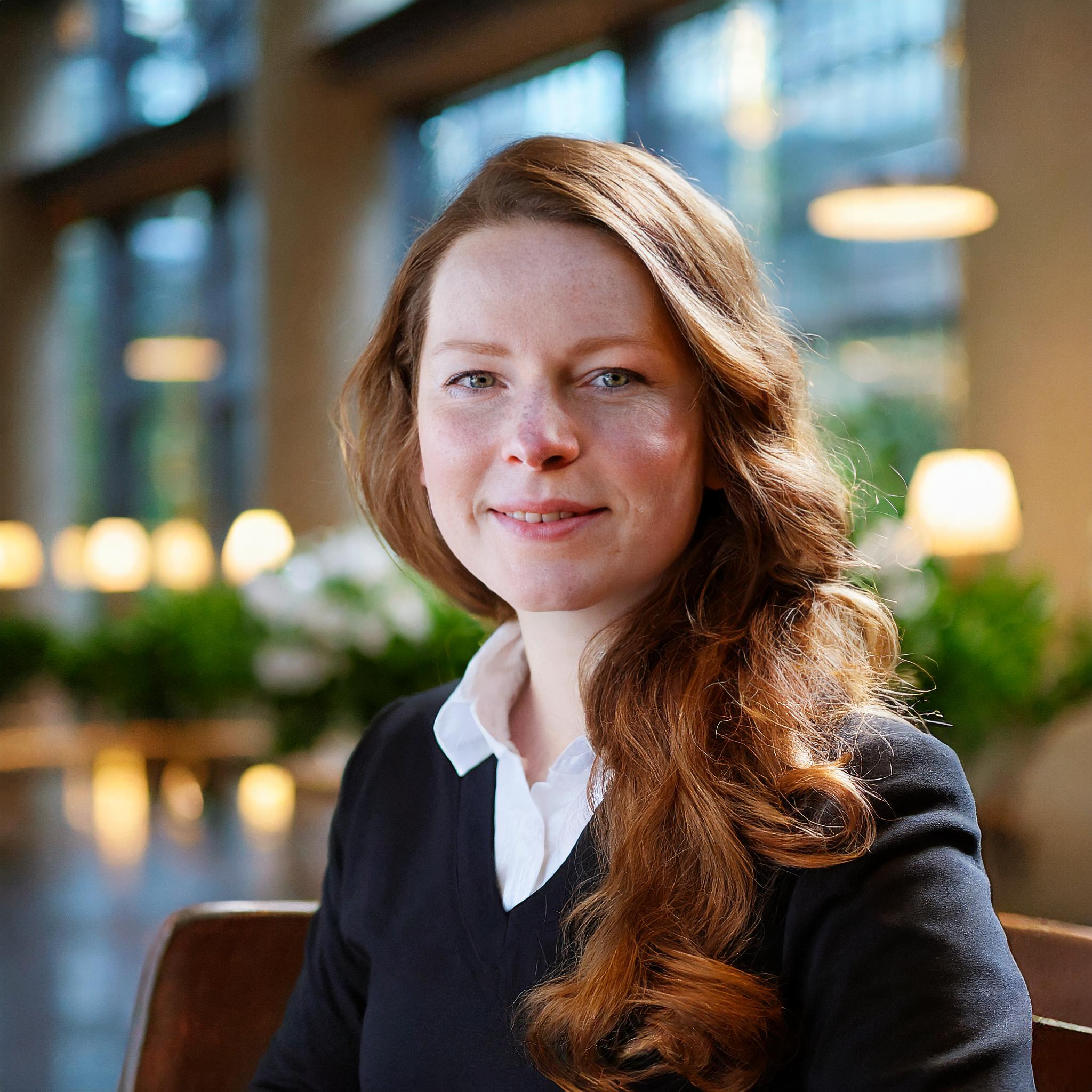 Sabine Schneider, Frau mit langen braunen Haaren und freundlichem Lächeln